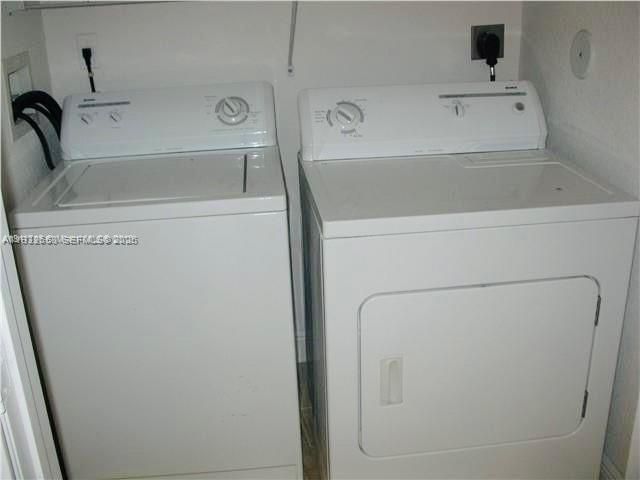 待售: $290,000 (2 贝兹, 2 浴室, 1061 平方英尺)