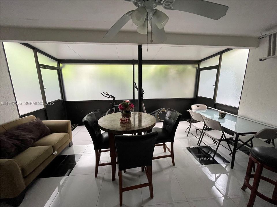 待售: $610,000 (4 贝兹, 2 浴室, 2026 平方英尺)