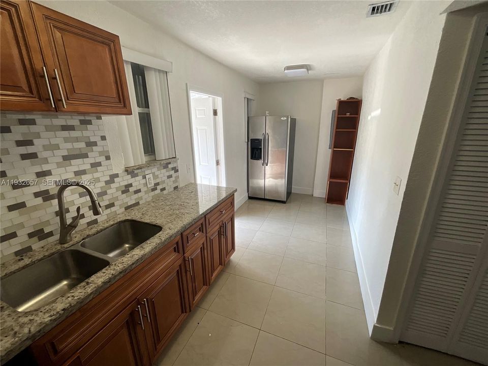 В аренду: $1,950 (2 спален, 1 ванн, 1792 Квадратных фут)