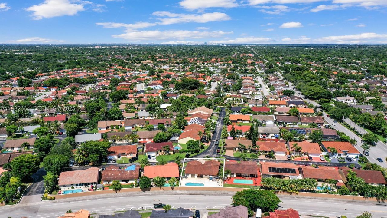 En Venta: $729,000 (4 camas, 2 baños, 1931 Pies cuadrados)