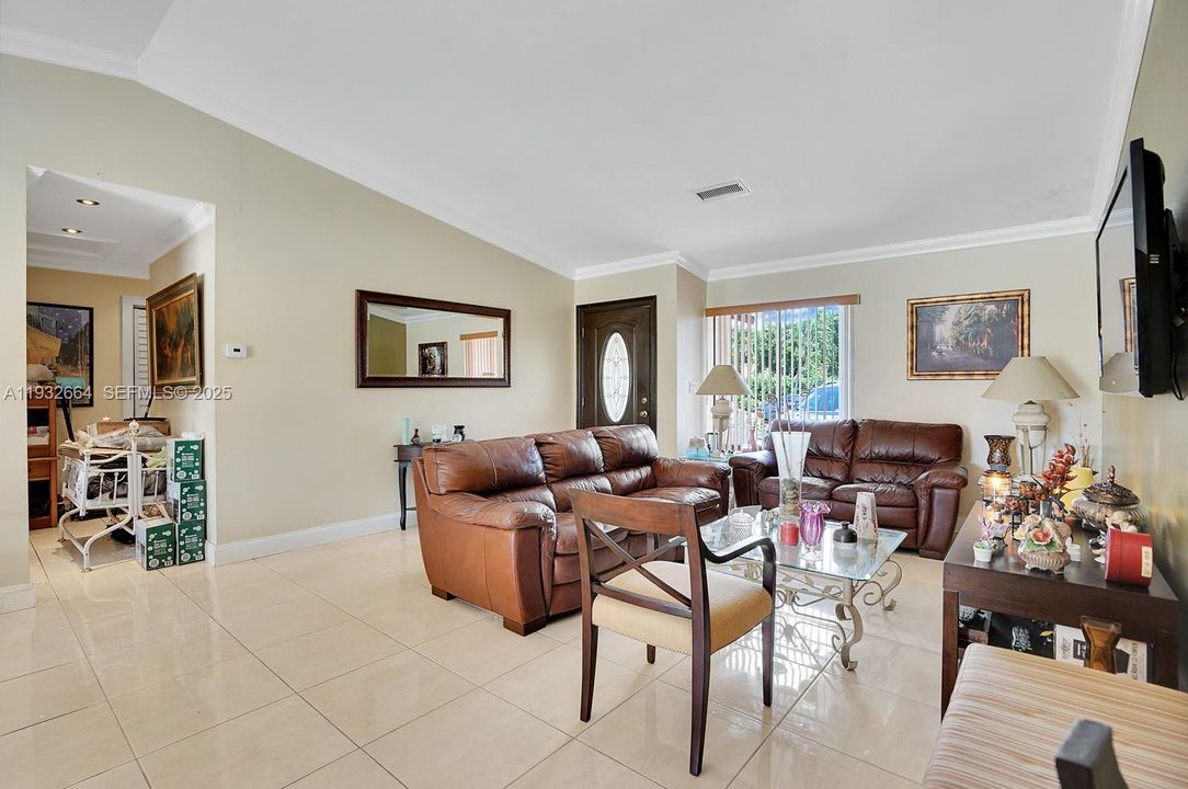 En Venta: $729,000 (4 camas, 2 baños, 1931 Pies cuadrados)