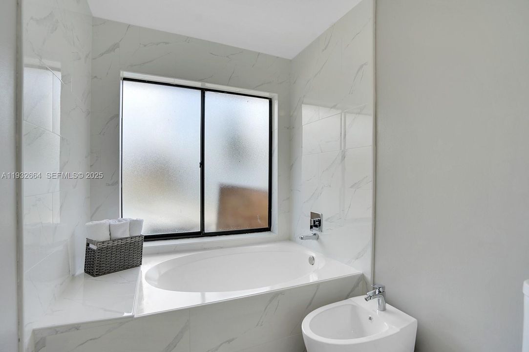 En Venta: $729,000 (4 camas, 2 baños, 1931 Pies cuadrados)