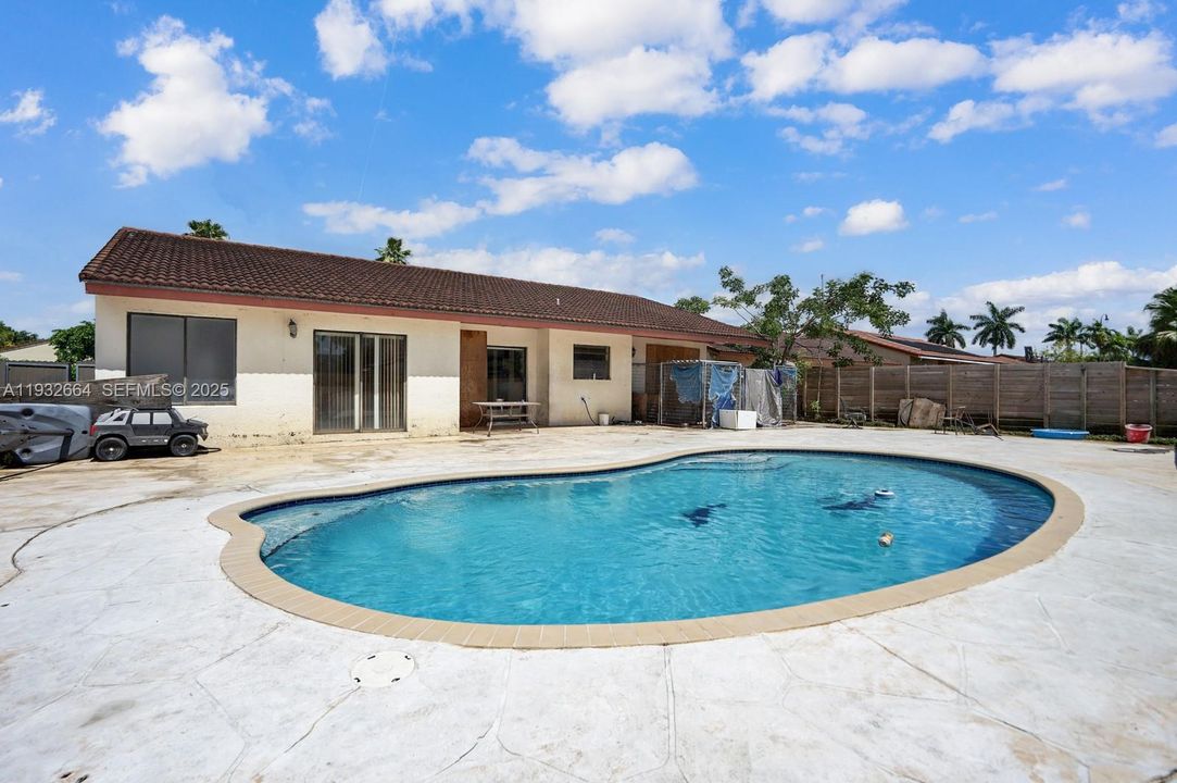 En Venta: $729,000 (4 camas, 2 baños, 1931 Pies cuadrados)