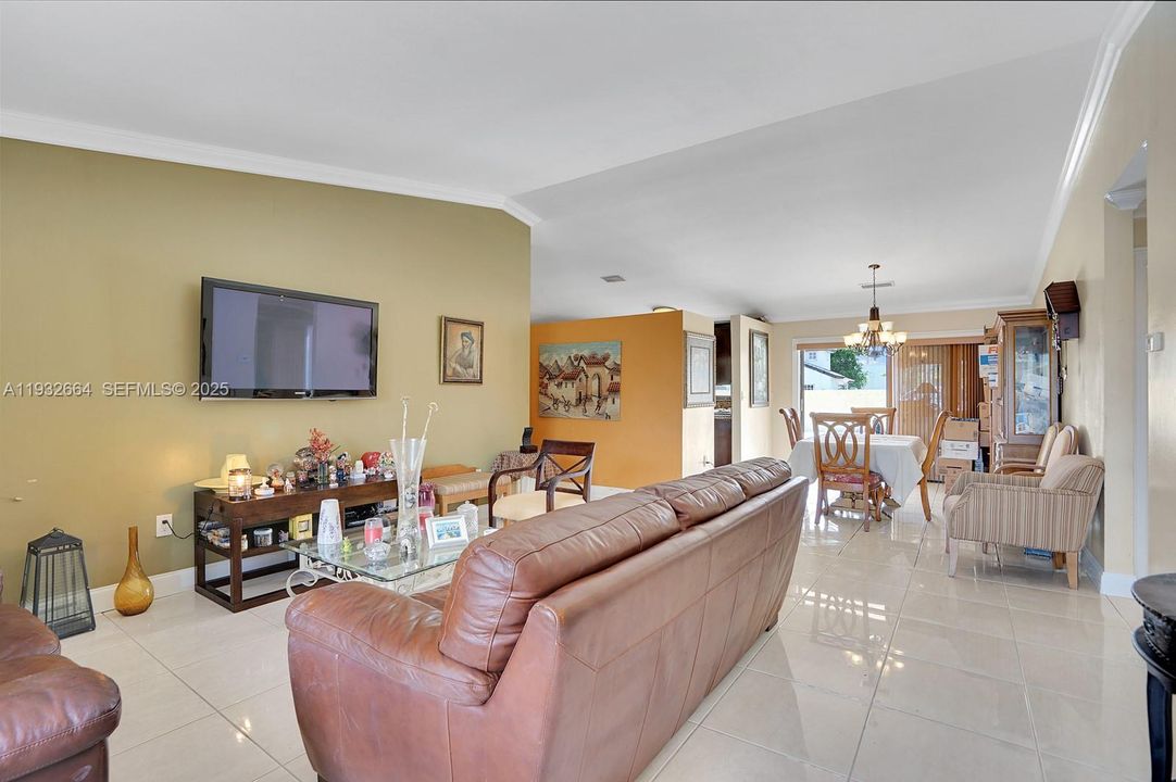 En Venta: $729,000 (4 camas, 2 baños, 1931 Pies cuadrados)