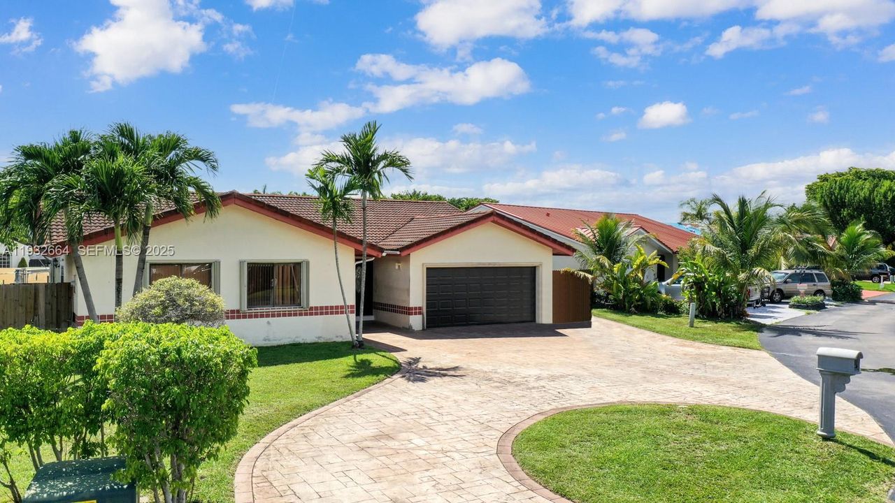 En Venta: $729,000 (4 camas, 2 baños, 1931 Pies cuadrados)