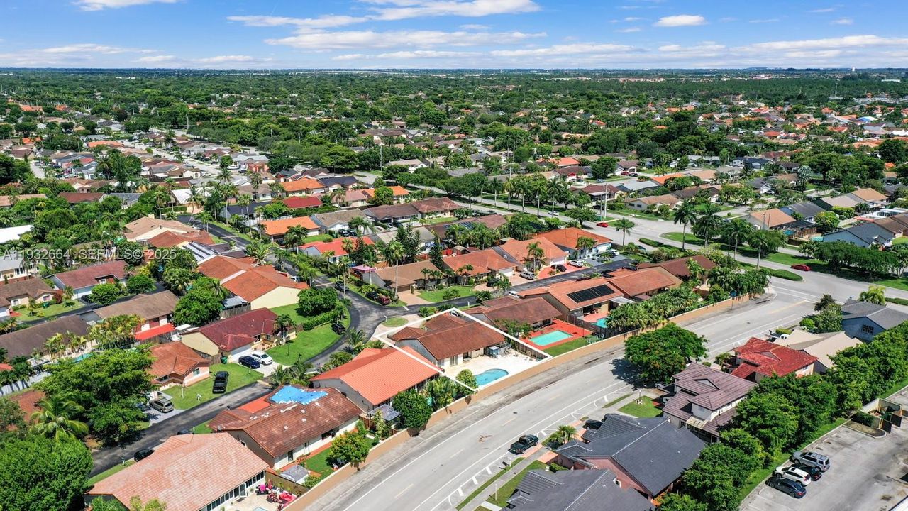 En Venta: $729,000 (4 camas, 2 baños, 1931 Pies cuadrados)