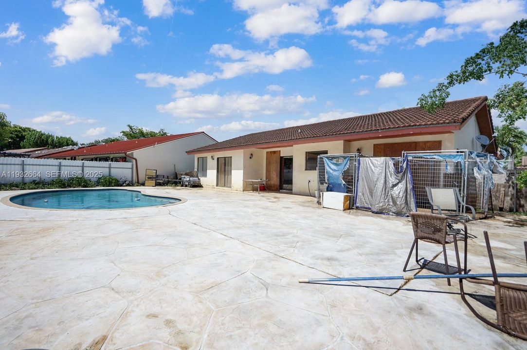 En Venta: $729,000 (4 camas, 2 baños, 1931 Pies cuadrados)