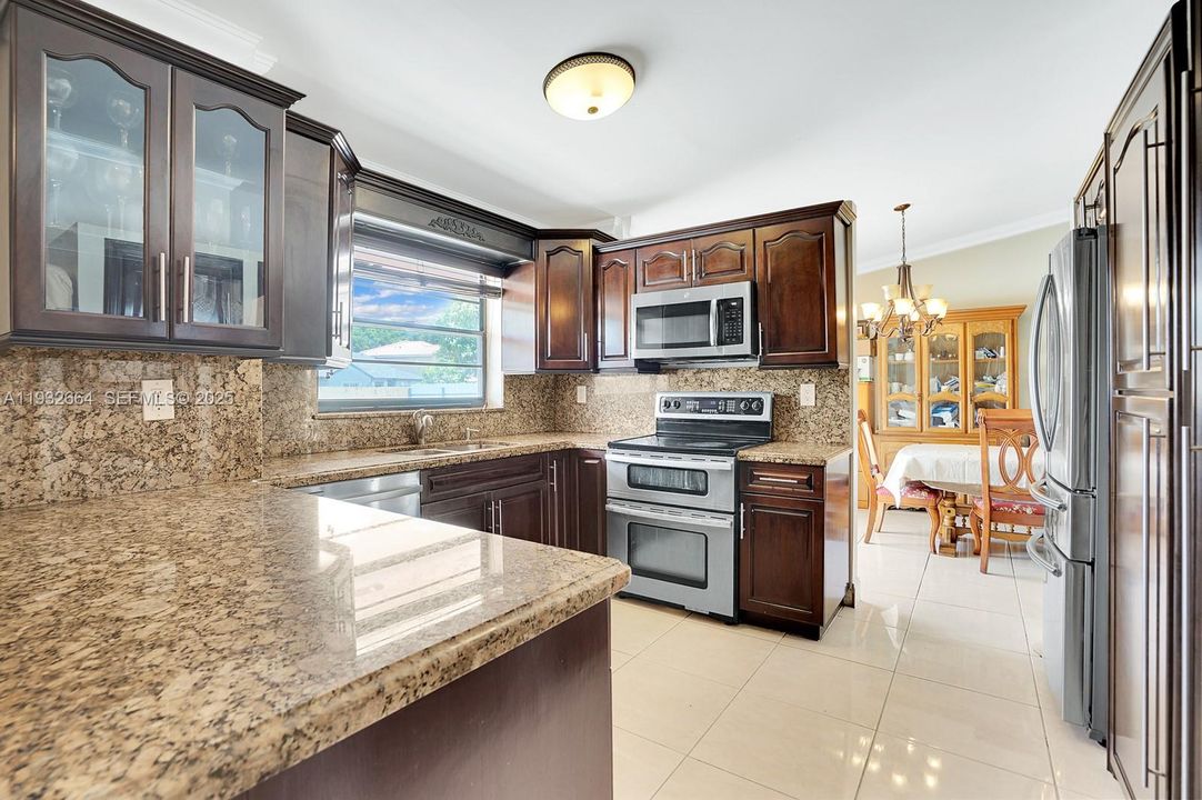 En Venta: $729,000 (4 camas, 2 baños, 1931 Pies cuadrados)