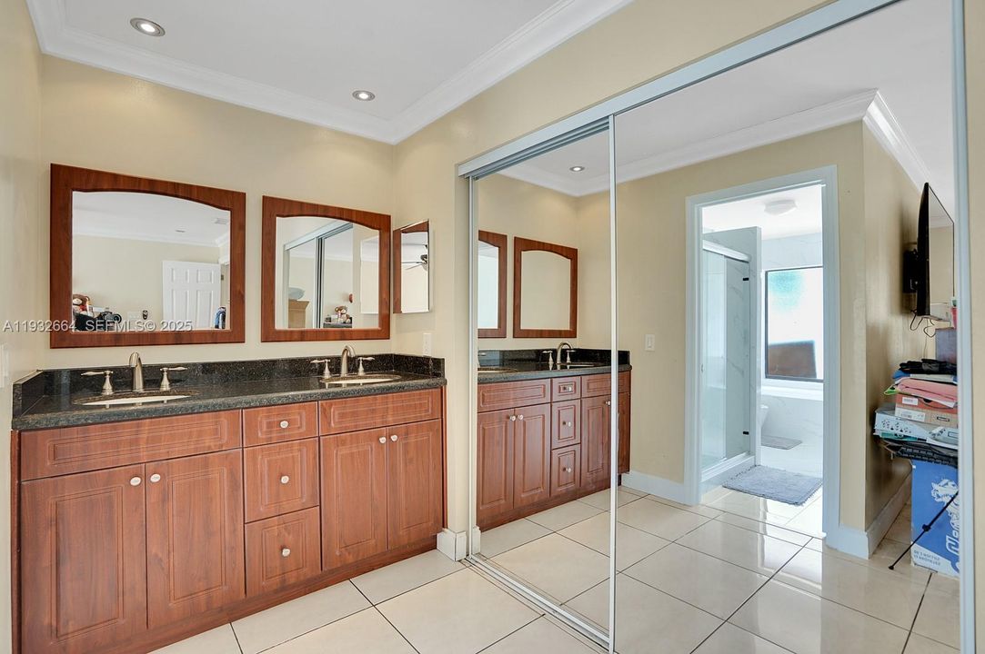 En Venta: $729,000 (4 camas, 2 baños, 1931 Pies cuadrados)