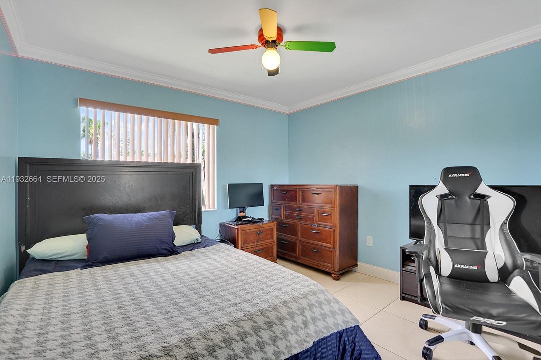 En Venta: $729,000 (4 camas, 2 baños, 1931 Pies cuadrados)