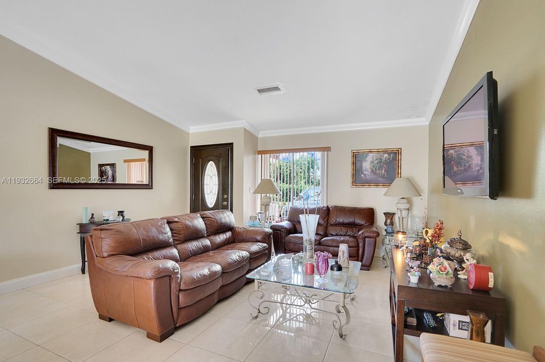 En Venta: $729,000 (4 camas, 2 baños, 1931 Pies cuadrados)