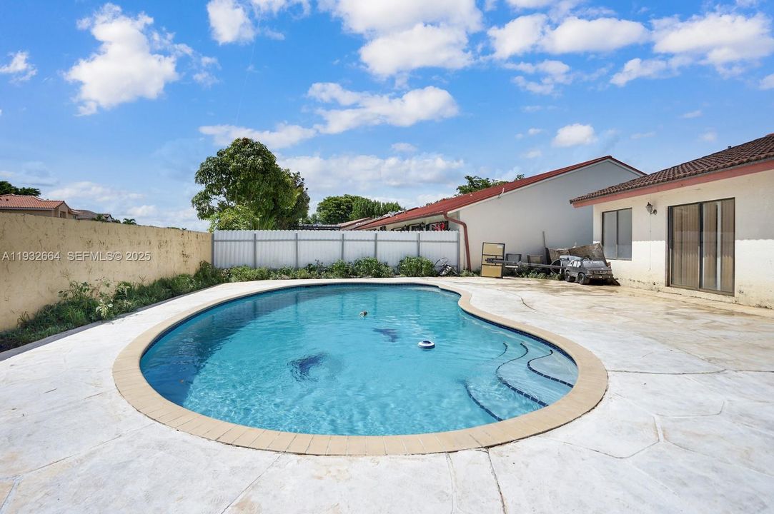 En Venta: $729,000 (4 camas, 2 baños, 1931 Pies cuadrados)