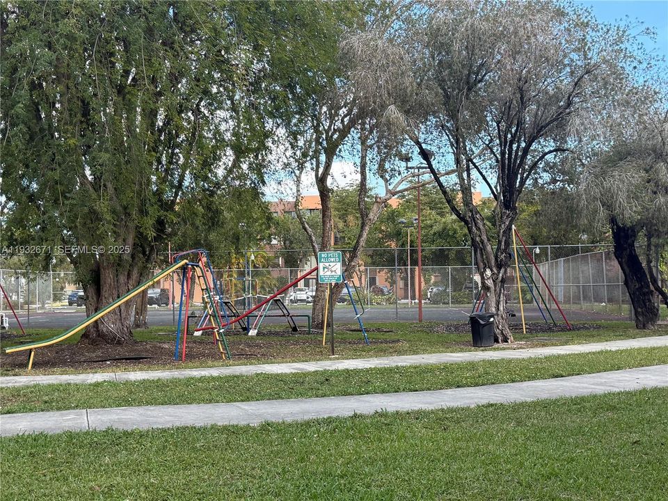 Activo con contrato: $2,350 (2 camas, 2 baños, 1086 Pies cuadrados)