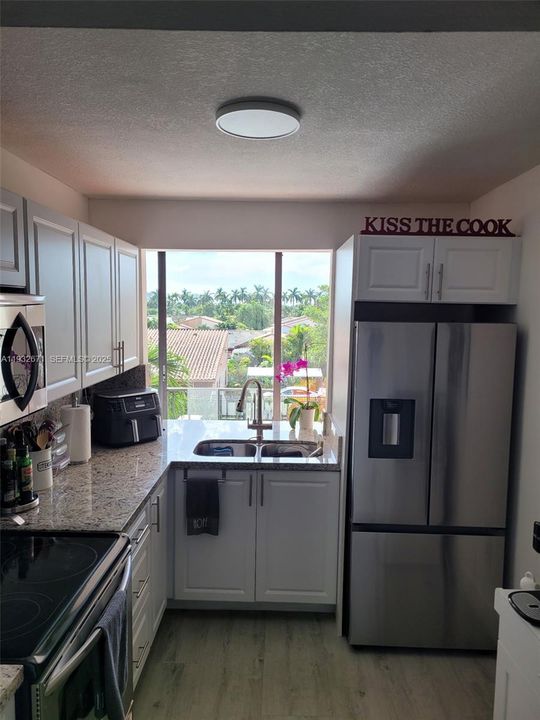 For Rent: $2,350 (2 beds, 2 baths, 1086 Square Feet)