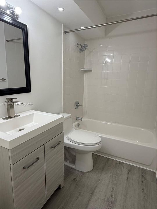 Activo con contrato: $2,350 (2 camas, 2 baños, 1086 Pies cuadrados)