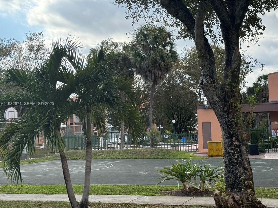 Activo con contrato: $2,350 (2 camas, 2 baños, 1086 Pies cuadrados)