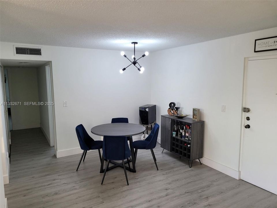 For Rent: $2,350 (2 beds, 2 baths, 1086 Square Feet)