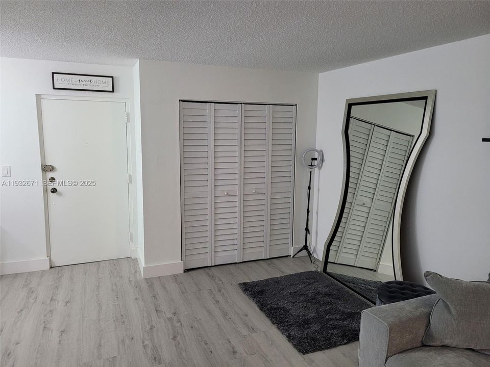 For Rent: $2,350 (2 beds, 2 baths, 1086 Square Feet)
