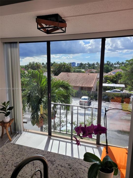 For Rent: $2,350 (2 beds, 2 baths, 1086 Square Feet)