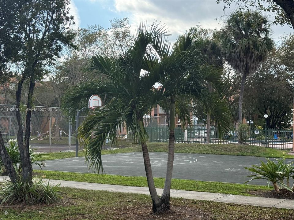 Activo con contrato: $2,350 (2 camas, 2 baños, 1086 Pies cuadrados)