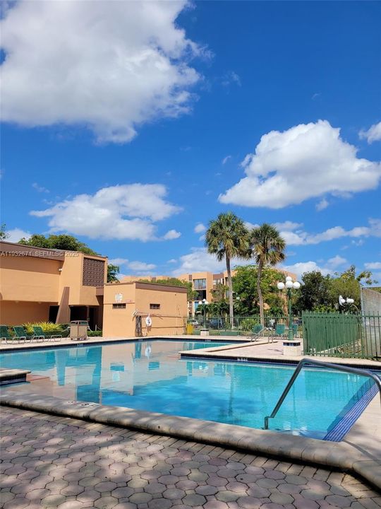 For Rent: $2,350 (2 beds, 2 baths, 1086 Square Feet)