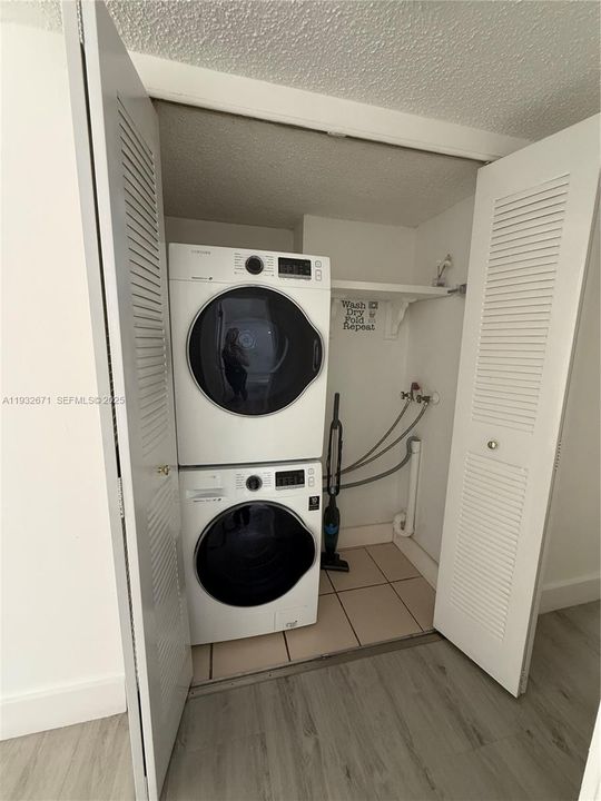 Activo con contrato: $2,350 (2 camas, 2 baños, 1086 Pies cuadrados)