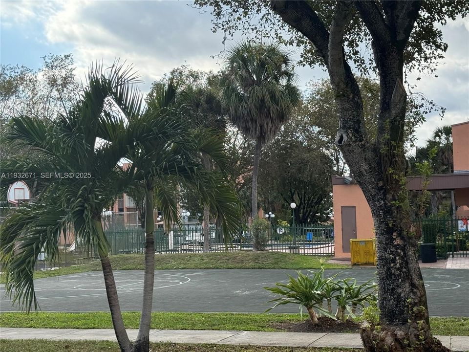 Activo con contrato: $2,350 (2 camas, 2 baños, 1086 Pies cuadrados)