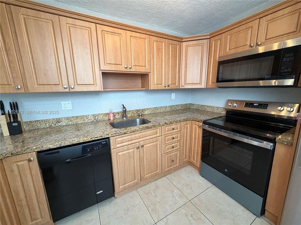 出租: $2,000 (2 贝兹, 2 浴室, 940 平方英尺)