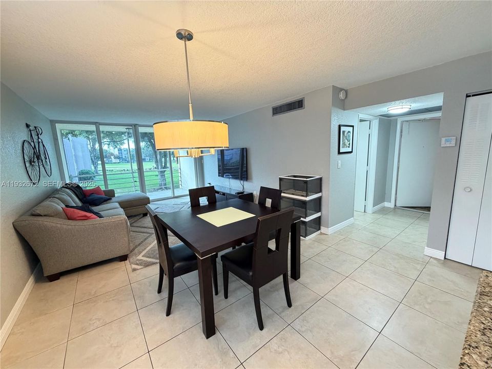 出租: $2,000 (2 贝兹, 2 浴室, 940 平方英尺)