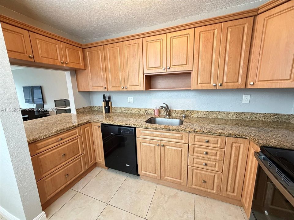 出租: $2,000 (2 贝兹, 2 浴室, 940 平方英尺)