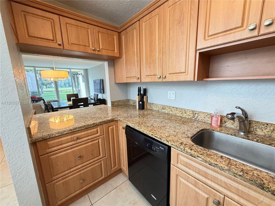 出租: $2,000 (2 贝兹, 2 浴室, 940 平方英尺)