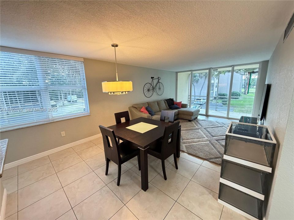 出租: $2,000 (2 贝兹, 2 浴室, 940 平方英尺)