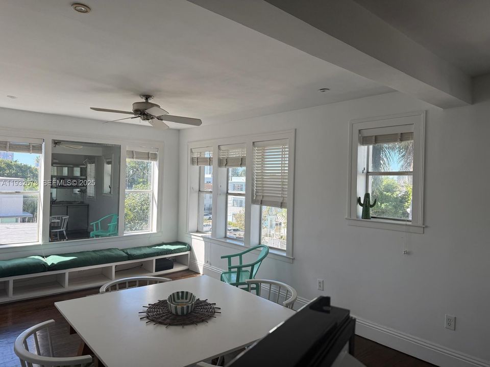 En Venta: $365,000 (2 camas, 2 baños, 930 Pies cuadrados)