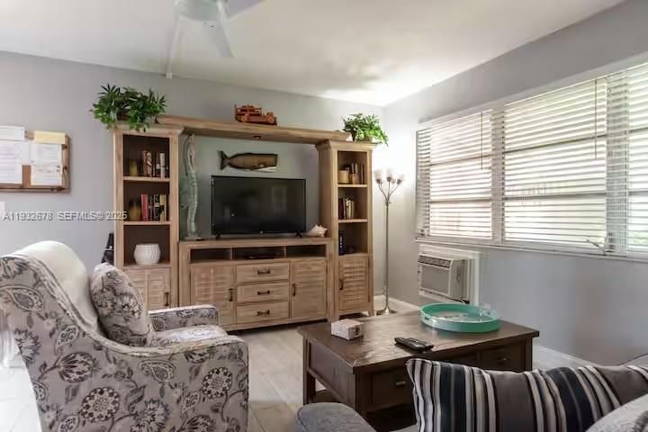 For Rent: $2,400 (2 beds, 1 baths, 792 Square Feet)