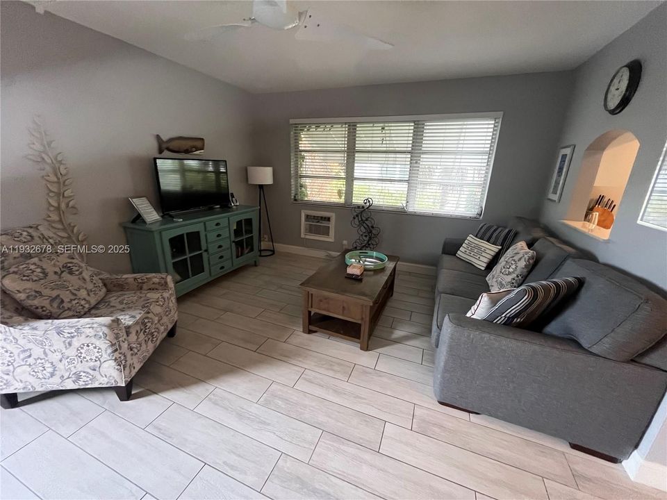 For Rent: $2,400 (2 beds, 1 baths, 792 Square Feet)