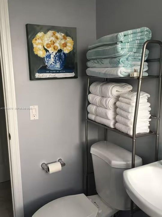 For Rent: $2,400 (2 beds, 1 baths, 792 Square Feet)