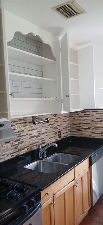 出租: $2,300 (2 贝兹, 1 浴室, 948 平方英尺)