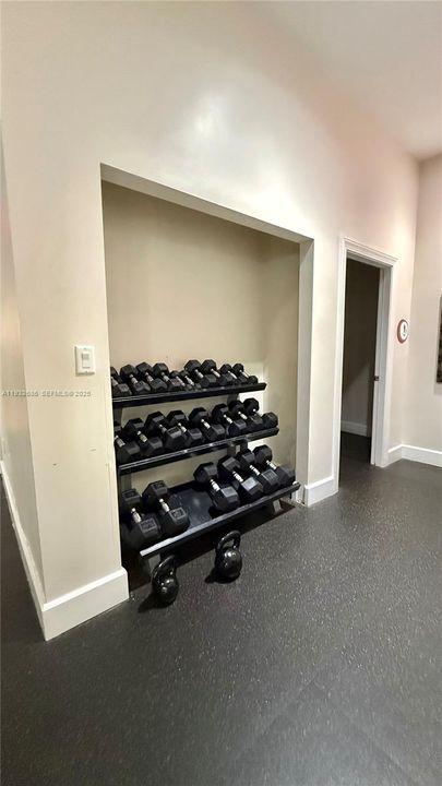 For Sale: $285,000 (1 beds, 1 baths, 695 Square Feet)