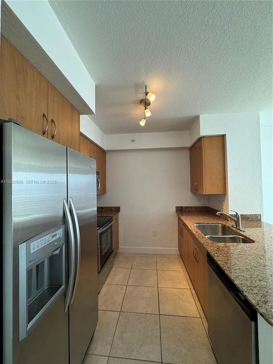 For Sale: $285,000 (1 beds, 1 baths, 695 Square Feet)