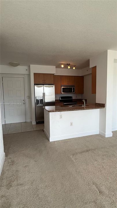 For Sale: $285,000 (1 beds, 1 baths, 695 Square Feet)