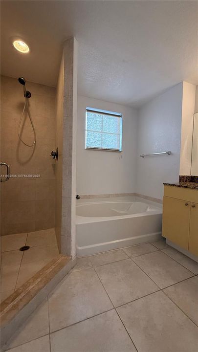 For Sale: $285,000 (1 beds, 1 baths, 695 Square Feet)