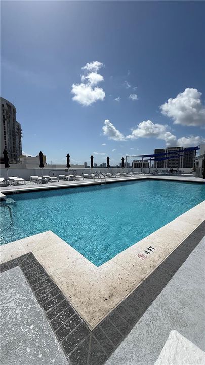 For Sale: $285,000 (1 beds, 1 baths, 695 Square Feet)