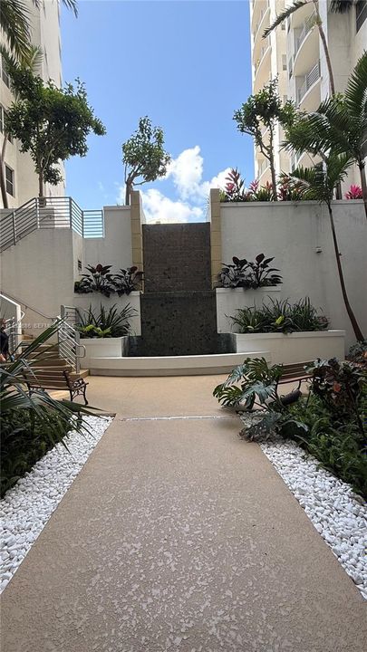 For Sale: $285,000 (1 beds, 1 baths, 695 Square Feet)