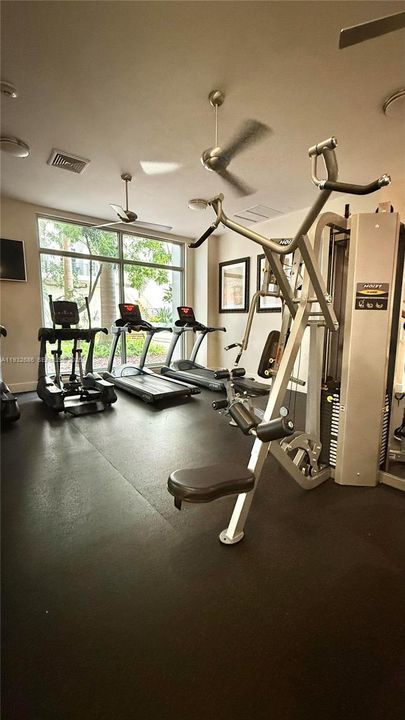 For Sale: $285,000 (1 beds, 1 baths, 695 Square Feet)