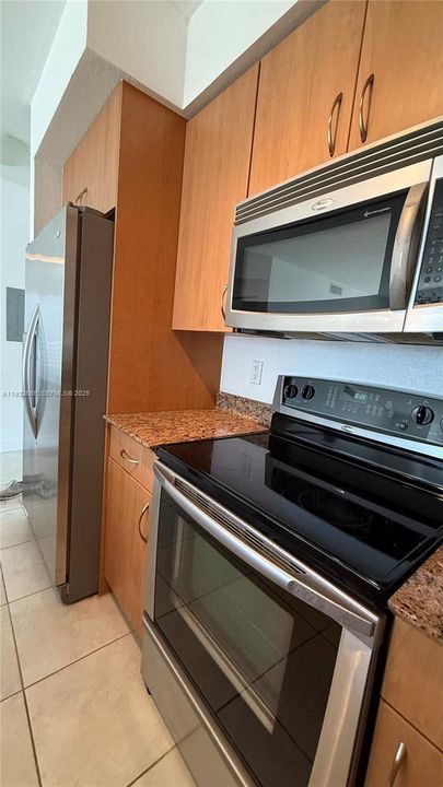 For Sale: $285,000 (1 beds, 1 baths, 695 Square Feet)