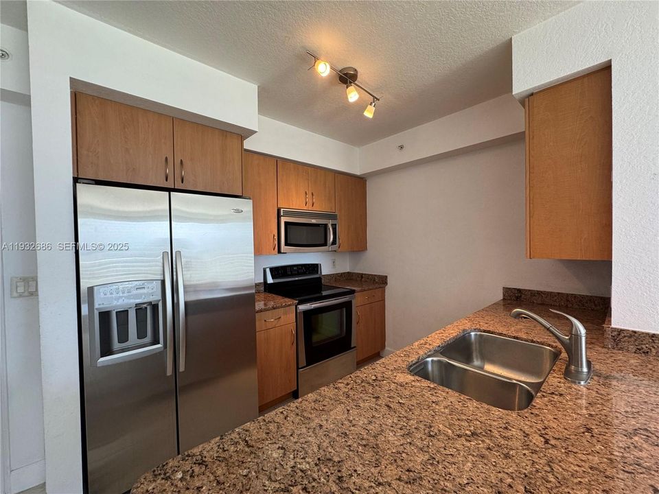 For Sale: $285,000 (1 beds, 1 baths, 695 Square Feet)