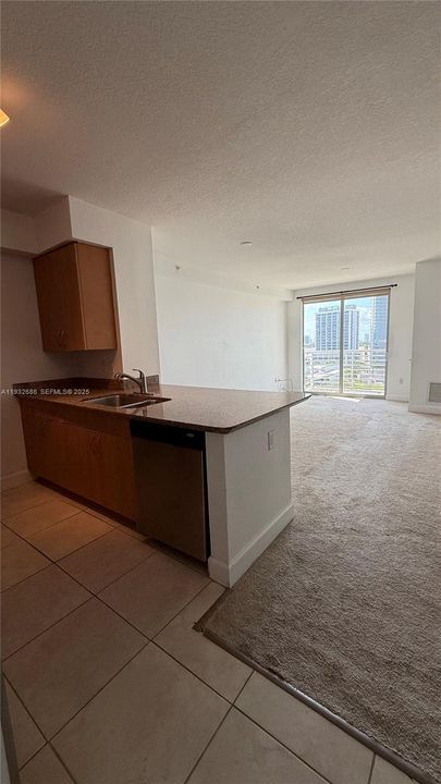 For Sale: $285,000 (1 beds, 1 baths, 695 Square Feet)