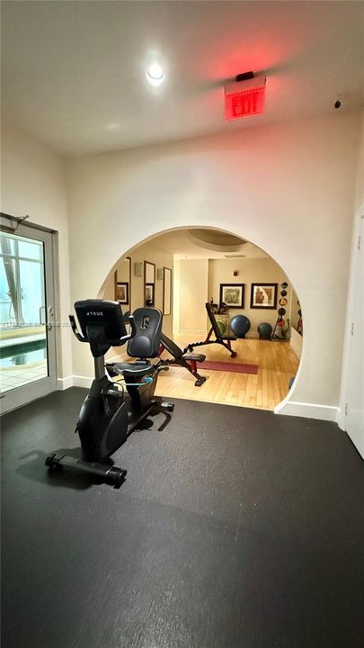 For Sale: $285,000 (1 beds, 1 baths, 695 Square Feet)