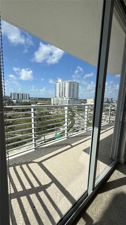 For Sale: $285,000 (1 beds, 1 baths, 695 Square Feet)