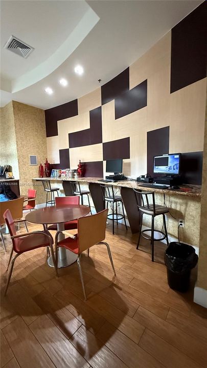 For Sale: $285,000 (1 beds, 1 baths, 695 Square Feet)